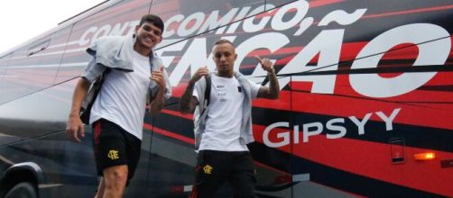 Lateral Ayrton Lucas e o atacante Cebolinha chegando em Cuiab&aacute; Foto:Gilva Souza/Flamengo