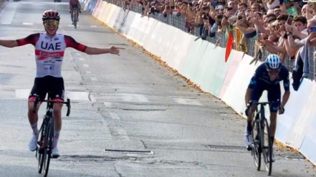 Ciclismo, Tadej Pogačar vince il Giro di Lombardia.