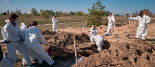 Las autoridades ucranianas han encontrados dos fosas comunes en Liman (Captura de pantalla de RTVE)