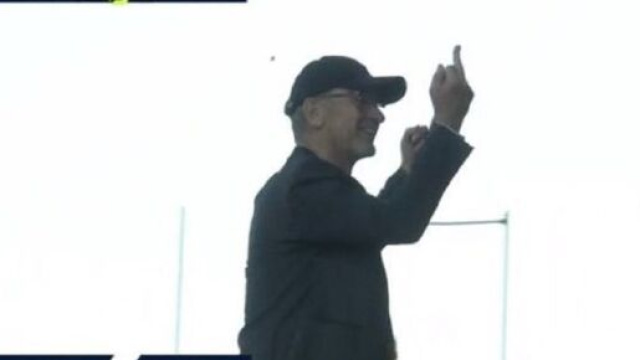 Jean-Marc Furlan craque totalement et fait un doigt d'honneur aux supporters de Clermont (capture Prime Video)