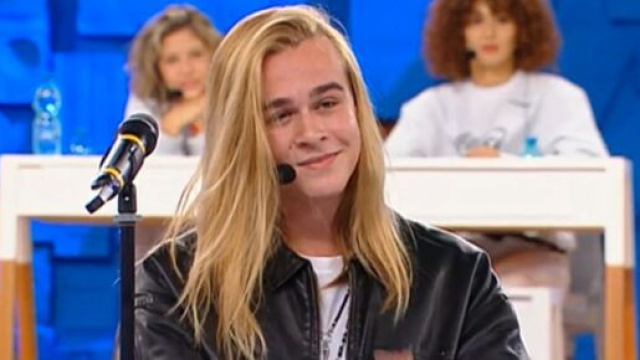 Amici 22, chi &egrave; Aaron Cenere: il 18enne umbro canter&agrave; alla finale di Tu Si Que Vales.