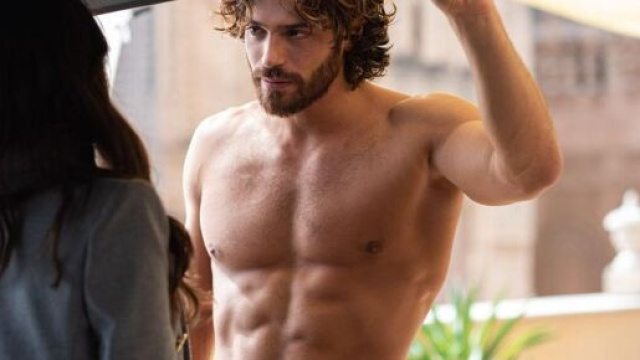 Can Yaman sparisce sui social: gelo coi fan.