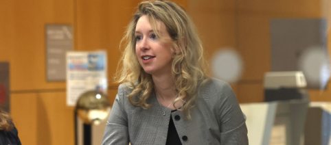 Peine de prison prononcé pour Elizabeth Holmes, l'ancienne PDG de Theranos.