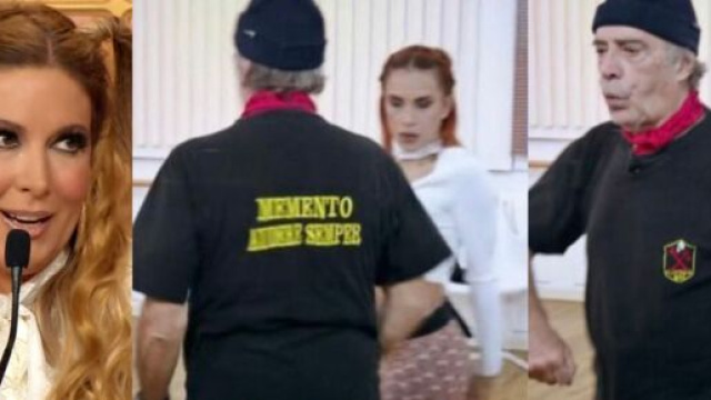 Ballando con le Stelle: Enrico Montesano alle prove con una maglia di propaganda fascista.