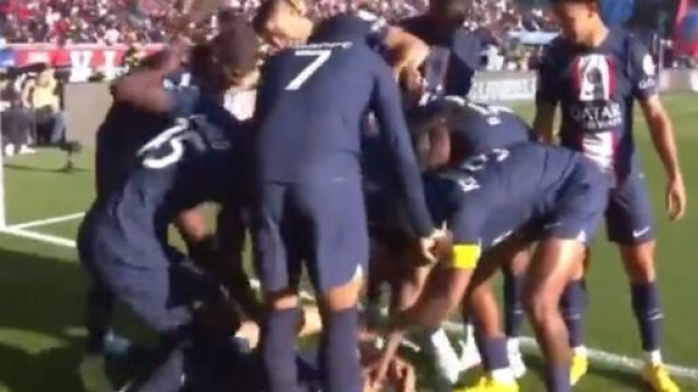 Ekitike c&eacute;l&eacute;br&eacute; par ses partenaires apr&egrave;s son but face &agrave; Auxerre. (cr&eacute;dit Twitter)