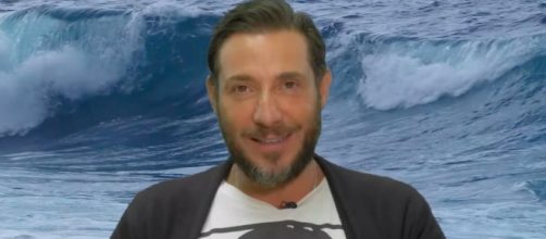 El extrabajador de Telecinco aplaudio la intervencion de Raquel Mosquera en el 'Deluxe' (Youtube, Antonio David Flores)