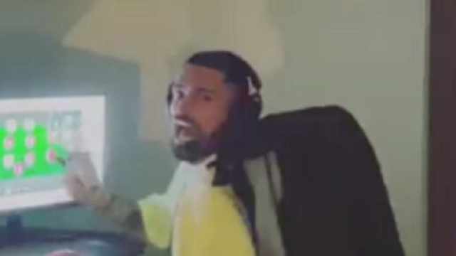 Le cri de R&eacute;my Cabella alors qu'on lui fait peur enflamme Twitter (capture YouTube)