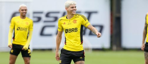 Ayrton Lucas em treino no Flamengo (Gilvan Souza/Flamengo)