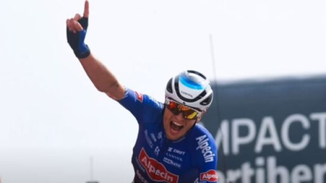 Ciclismo, Jay Vine ha ottenuto due vittorie di tappa alla Vuelta Espana.