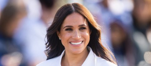 Moda, outfit antiage per l'autunno 2022: il parka di Meghan Markle e la camicia di jeans