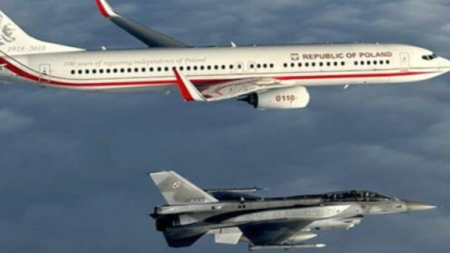 Des avions de chasse qui escortent l'avion de l'&eacute;quipe nationale de football de la Pologne Source : Capture Twitter