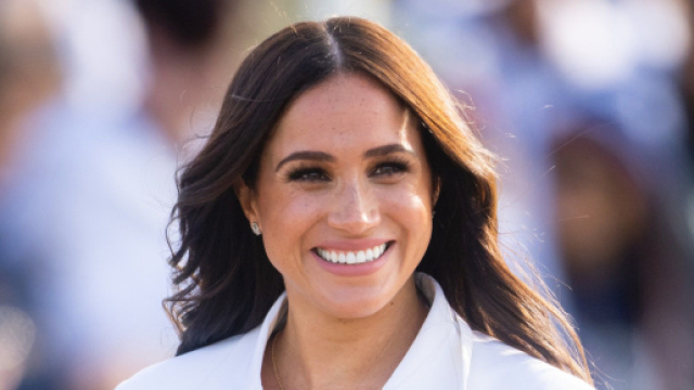Novit&agrave; moda outfit antiage autunno 2022, la camicia di jeans di Carla Bruni e il parka di Meghan Markle