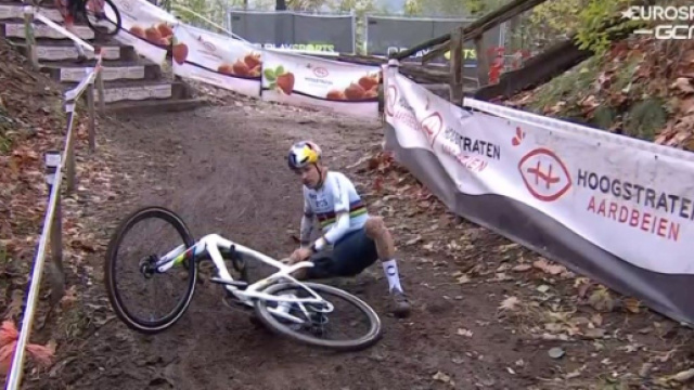 Ciclocross, la caduta di Tom Pidcock a Merksplas.