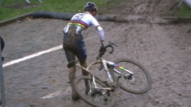 La caduta di Tom Pidcock nel ciclocross di Overijse.
