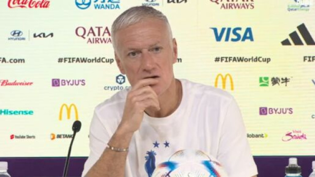 Didier Deschamps moqueur apr&egrave;s une question sur Olivier Giroud. (cr&eacute;dit Twitter)