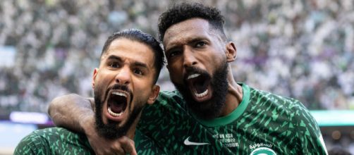 Jogadores da Ar&aacute;bia Saudita comemoram gol contra a Argentina (Reprodu&ccedil;&atilde;o/Twitter/@FIFAWorldCup)