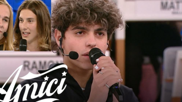 Amici 22, Aaron e Cricca dubitano del successo di Niveo: 'Canta male ed &egrave; primo, come fa?'.