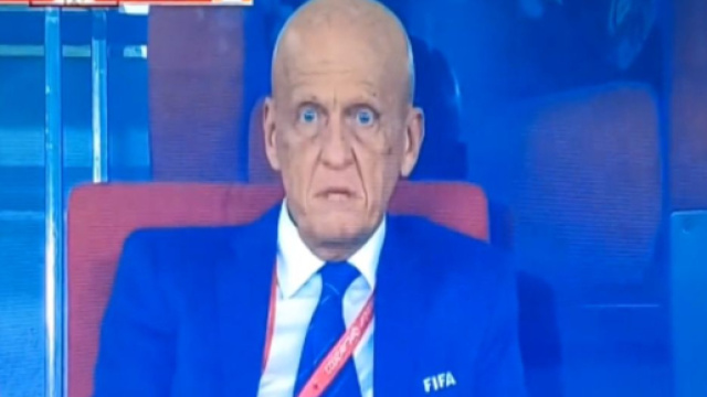 Collina qui scrute &agrave; sa mani&egrave;re le match en tribunes Source : Capture Twitter