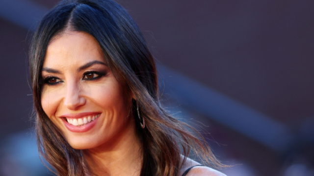 Tendenze moda autunno 2022, gli imperdibili stivali cuissardes di Elisabetta Gregoraci e la gonna lunga di Filippa Lagerback.