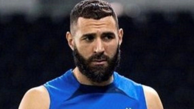 Un journaliste de L'Equipe esp&egrave;re ne plus jamais revoir Benzema en Bleu avec des mots durs (capture Twitter de Karim Benzema)