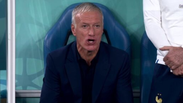 Deschamps en discussion avec Pavard pendant France-Australie. (cr&eacute;dit BeIN Sport)