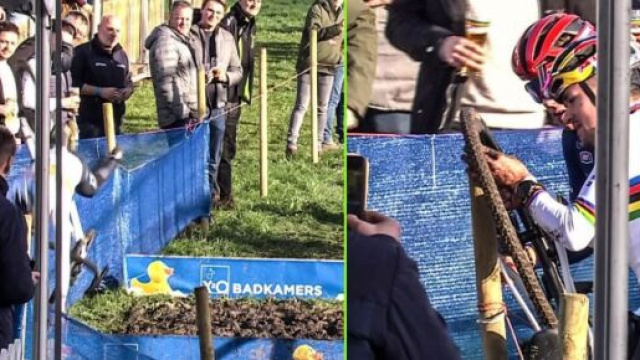 La caduta di Tom Pidcock nel riscaldamento della gara di ciclocross di Kortrijk.