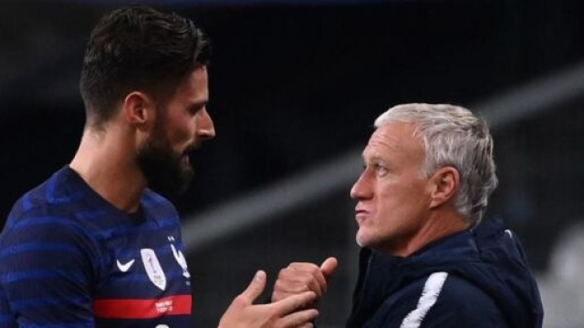 Didier Deschamps moqueur apr&egrave;s une question sur Olivier Giroud. (cr&eacute;dit Twitter)