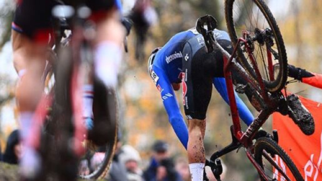 Mathieu Van der Poel ha esordito con una vittoria nel ciclocross di Hulst.