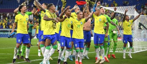 Jogadores brasileiros celebram mais uma vit&oacute;ria na Copa (Reprodu&ccedil;&atilde;o/Twitter/@FifaWorldCup)