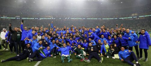 Elenco e diretoria posam para foto dos campe&otilde;es (Cesar Greco/Palmeiras)