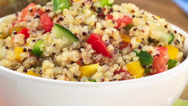 La quinoa con legumi e salsa di melanzane e la quinoa con verdure miste speziate: due ricette ideali per mantenersi in forma.