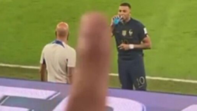 La r&eacute;action de Mbapp&eacute; quand les supporters tunisiens ne veulent pas qu'il entre (capture YouTube)