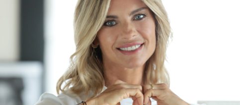 Tendenze tagli capelli antiage autunno 2022: il bob di Martina Colombari e il bronde
