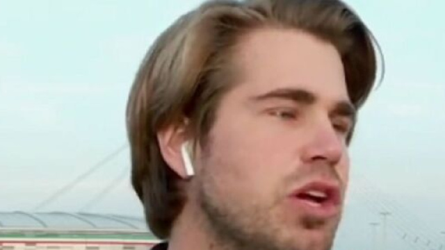 Carine Galli met un coup de pression &agrave; Giovanni Castaldi au t&eacute;l&eacute;phone au travail (capture la chaine L'Equipe)