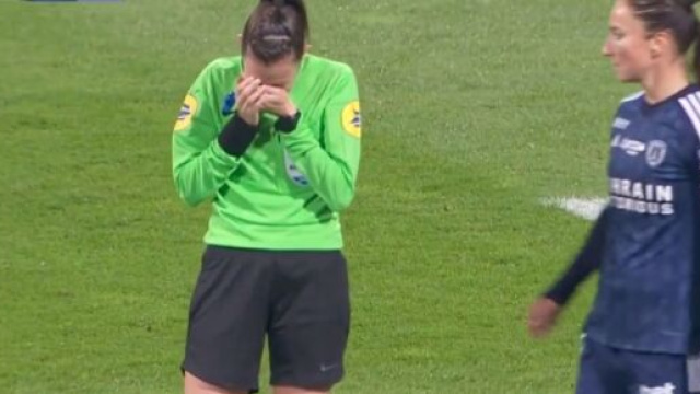 Une arbitre remplac&eacute;e par un spectateur lors de Paris FC-Bordeaux. (cr&eacute;dit Canal+ capture)