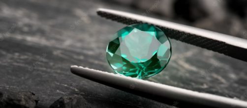 Foto de uma esmeralda lapidada. Descoberta, na Z&acirc;mbia, a esmeralda mais pesada do mundo. (Arquivo Blasting News)