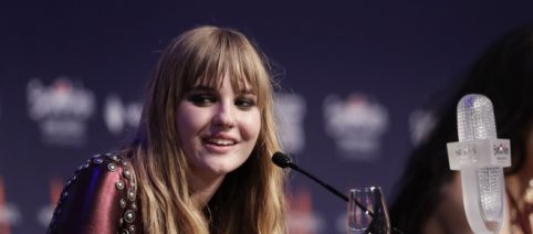 Novità nail art autunno 2022: la manicure nera di Victoria De Angelis e quella verde oliva