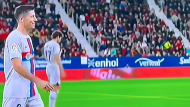 Lewandowski agac&eacute; par son rouge re&ccedil;u face &agrave; Osasuna. (cr&eacute;dit BeIN Sports)