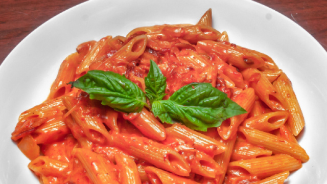 Maccheroni inferrettati con il sugo.