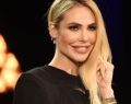 Moda, outfit autunno-inverno 2022: il cappotto lungo di Ilary Blasi e i jeans wide leg