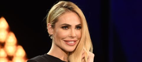 Moda, outfit autunno-inverno 2022: il cappotto lungo di Ilary Blasi e i jeans wide leg