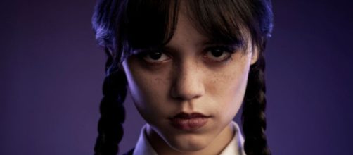 A atriz Jenna Ortega d&aacute; vida &agrave; personagem principal (Divulga&ccedil;&atilde;o/Netflix)