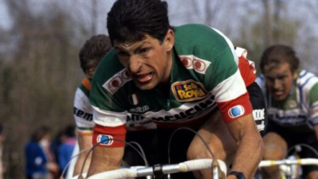 Francesco Moser pedala solo in bici elettrica.