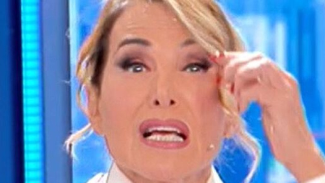 Pomeriggio 5, Barbara d'Urso mostra le rughe in tv.
