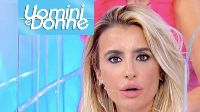 Uomini e Donne, segnalazione su Cristina: 'Atteggiamenti intimi con sconosciuto in disco'.