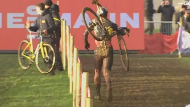 Wout van Aert appiedato nella tappa di Dublino della CDM di ciclocross