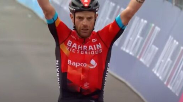 Ciclismo, Damiano Caruso vittorioso ad Alpe Motta al Giro d'italia 2021.
