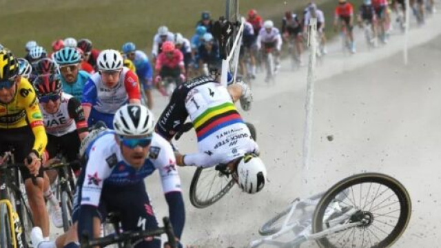 Ciclismo, la caduta di Julian Alaphilippe alla Strade Bianche