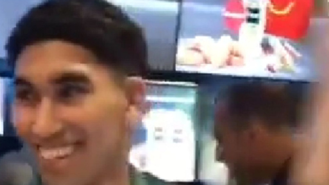 Le sosie d'Achraf Hakimi serveur dans un Mc Do fait le buzz (capture YouTube)