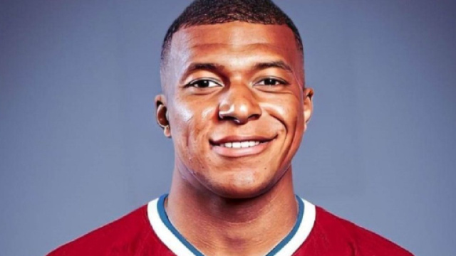 Mbapp&eacute; &agrave; Liverpool, sa m&egrave;re fait parler d'elle avec un supporter, les fans s'enflamment (capture YouTube)